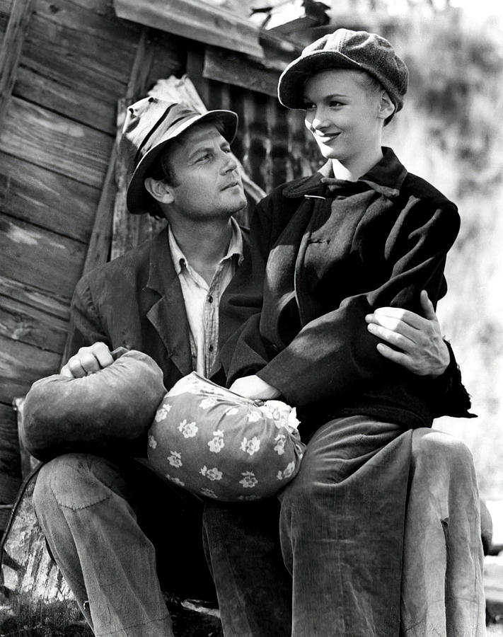 JOEL MCCREA and VERONICA LAKE in SULLIVANS TRAVELS -1941-, directed by PRESTON STURGES. Photograph by Album
