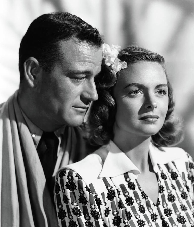 JOHN WAYNE and DONNA REED in THEY WERE EXPENDABLE -1945-, directed by JOHN FORD. Photograph by Album