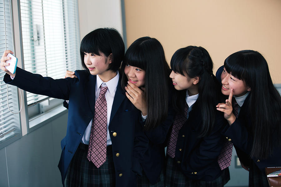 Jr. high school, students taking selfie Photograph by Ishii Koji