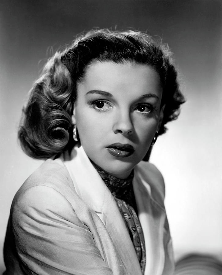 JUDY GARLAND in PRESENTING LILY MARS -1943-, directed by NORMAN TAUROG. Photograph by Album