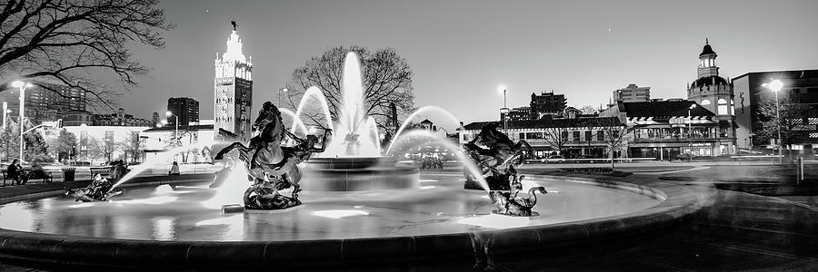 Kansas City Jc Nichols Fountain And Plaza Panorama - Black And White Edition Photograph