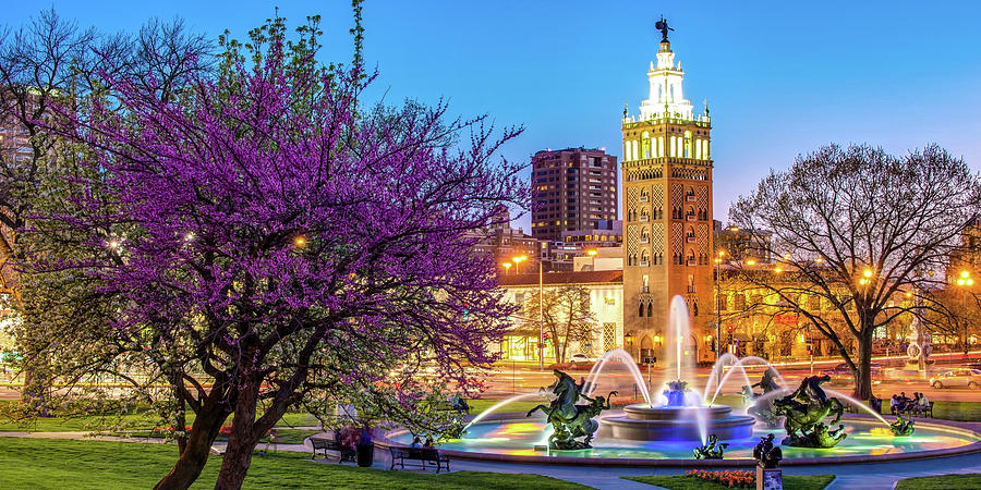 Kansas City's J.C. Nichols Fountain and Giralda Tower Panorama ...