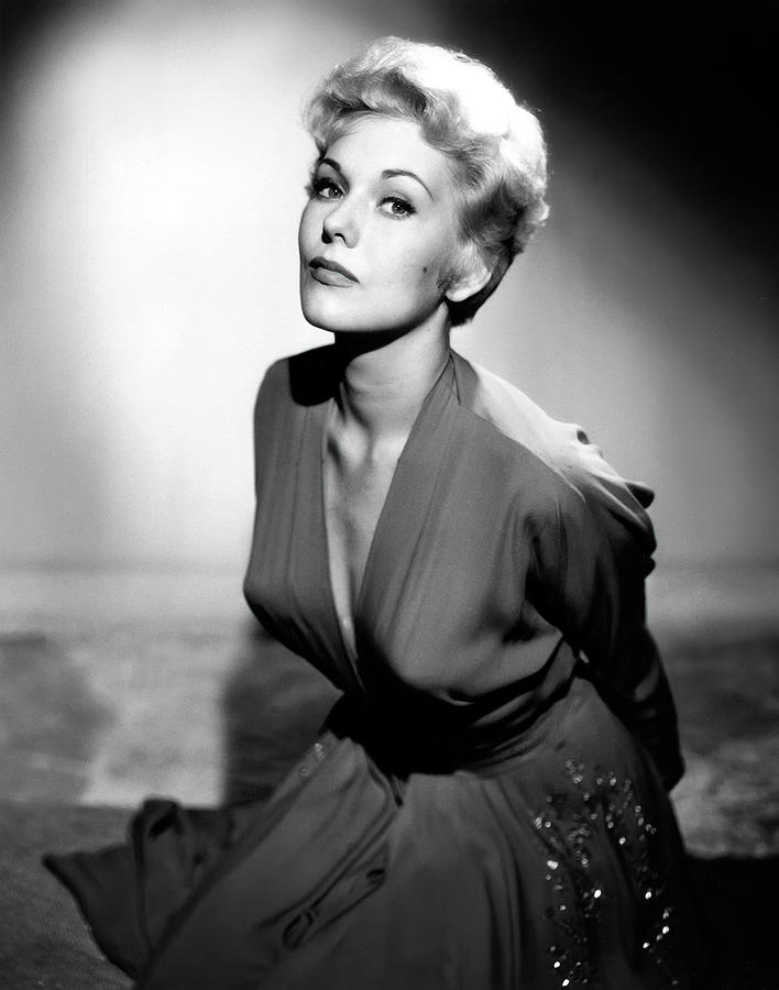 Kim Novak Photograph - KIM NOVAK in BELL BOOK AND CANDLE -1958-, directed by RICHARD QUINE. by Album