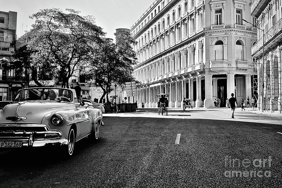 La Habana - Callle San Rafael Photograph by Elisabeth Derichs