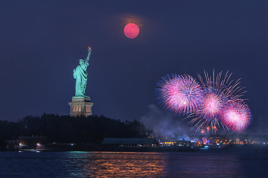 Lady Liberty Moon Rise Photograph by Susan Candelario