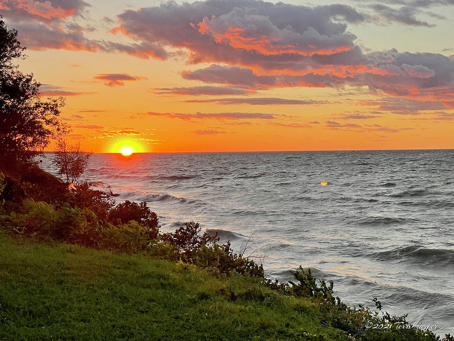 Lake Erie Sunset - Lorain, OH Photograph by Terri Harper
