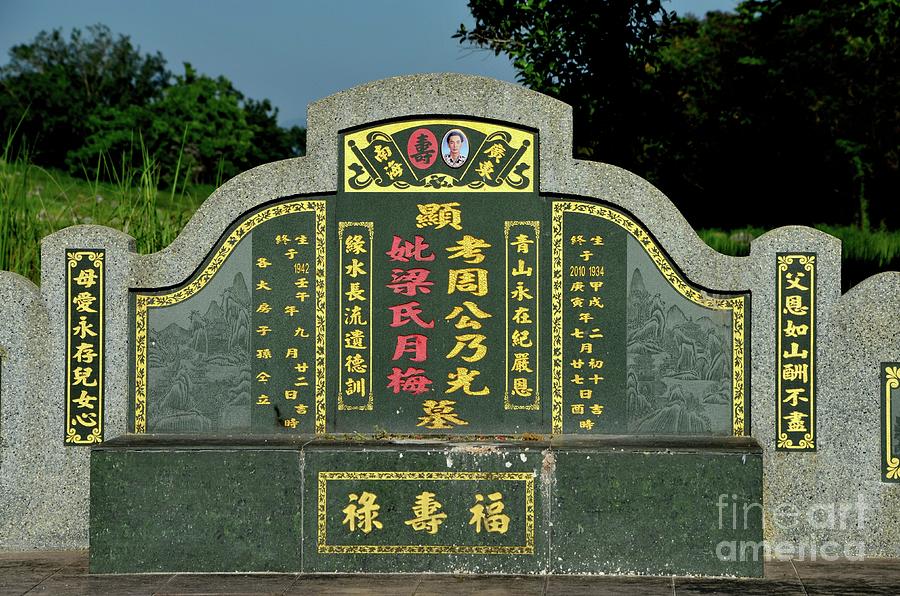 large-chinese-grave-and-tombstone-with-golden-mandarin-writing-at