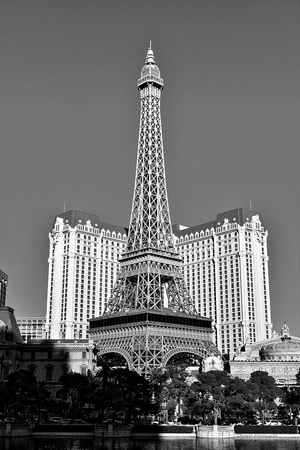 Las Vegas Architectural Lines Eiffel Tower Vertical 01 Wood Print