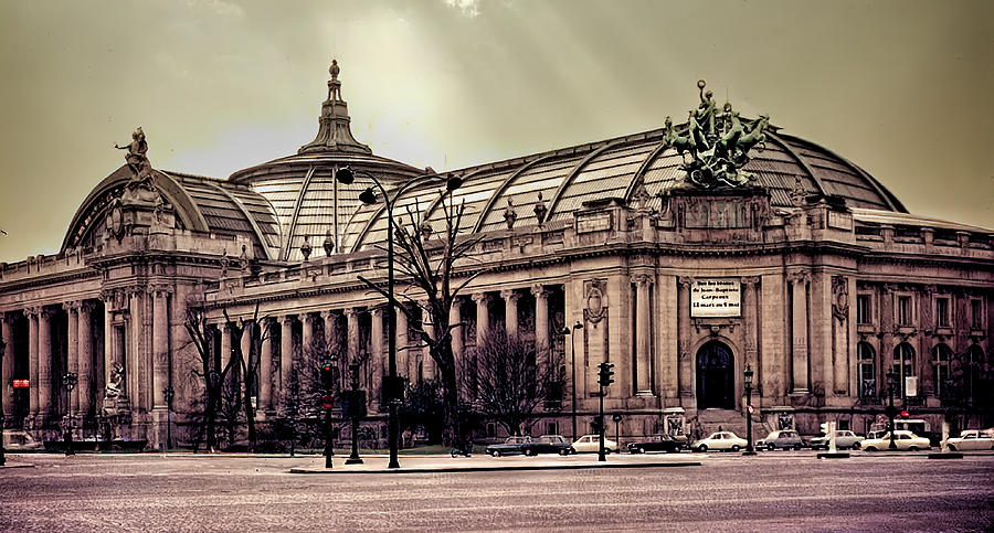 Le Musee, Paris Photograph by Frank Lee
