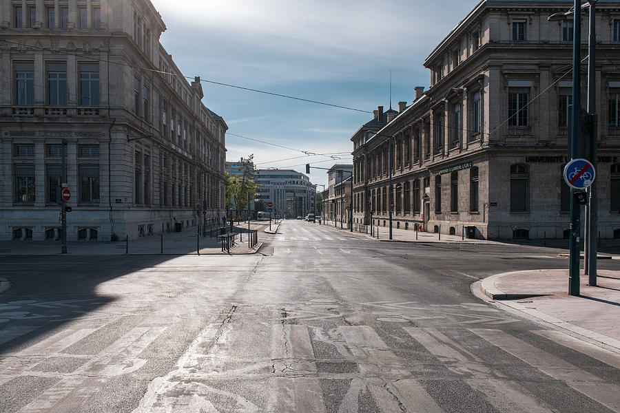 Les rues de Lyon (7ème arrondissement) pendant le confinement en France à cause du Coronavirus, avril 2020 Photograph by Yanis Ourabah