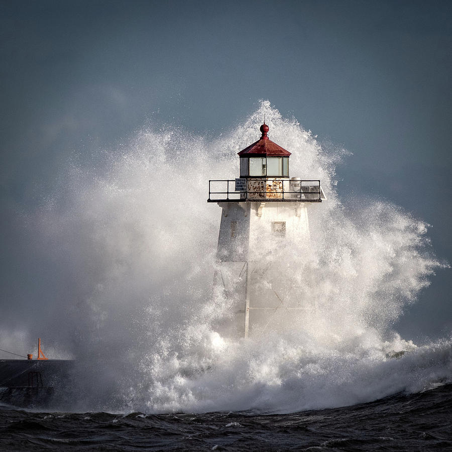 Lighthouse Waves Photograph by Paul Freidlund