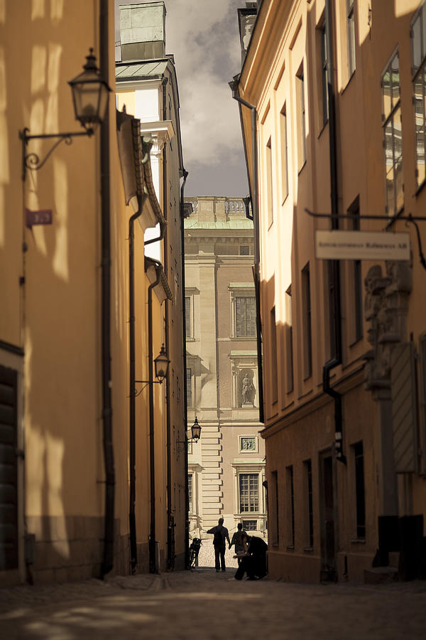 Looking down Svartmangatan, with Stockholm Stock Exchange Building in the background. Photograph by Merten Snijders