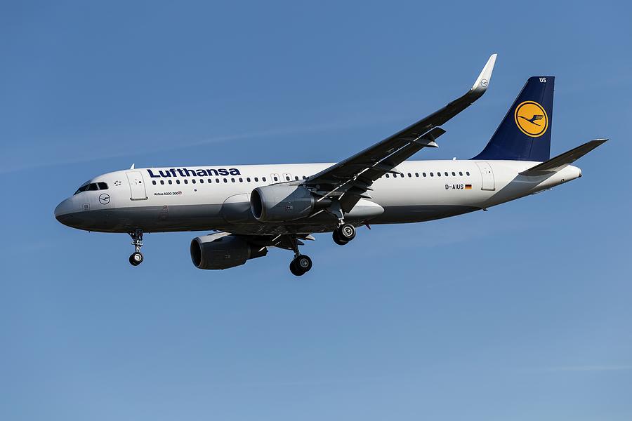 Lufthansa Airbus A320-214             X1 Photograph