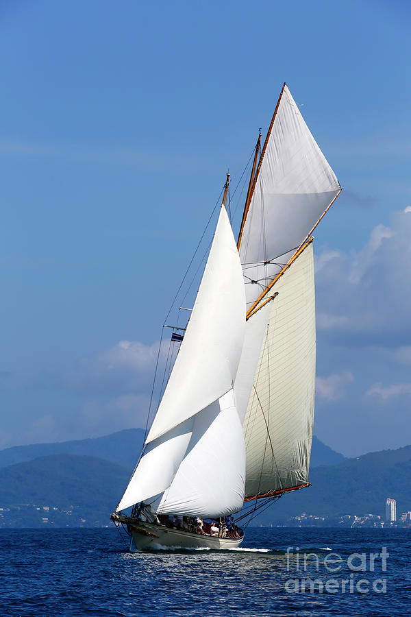 schooner sailing yacht