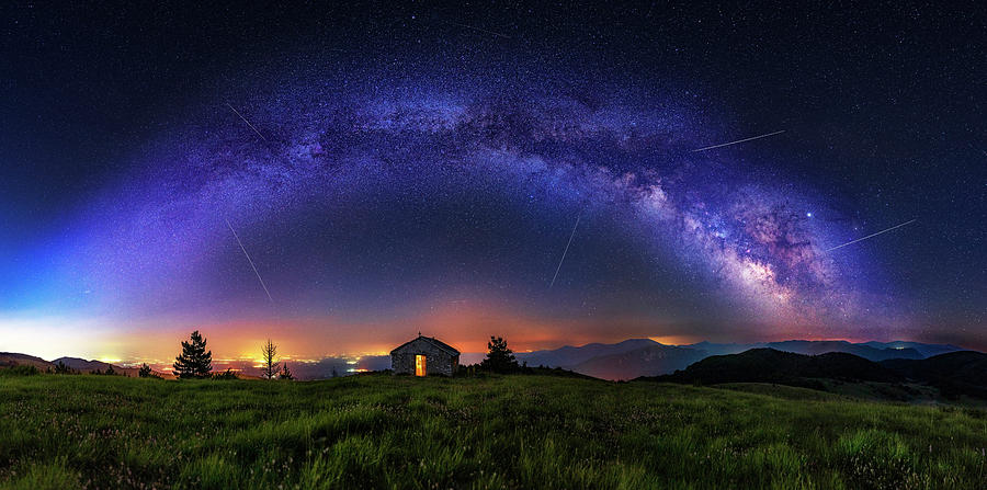 Make a wish - Meteor shower during summer with full arc of milky way ...