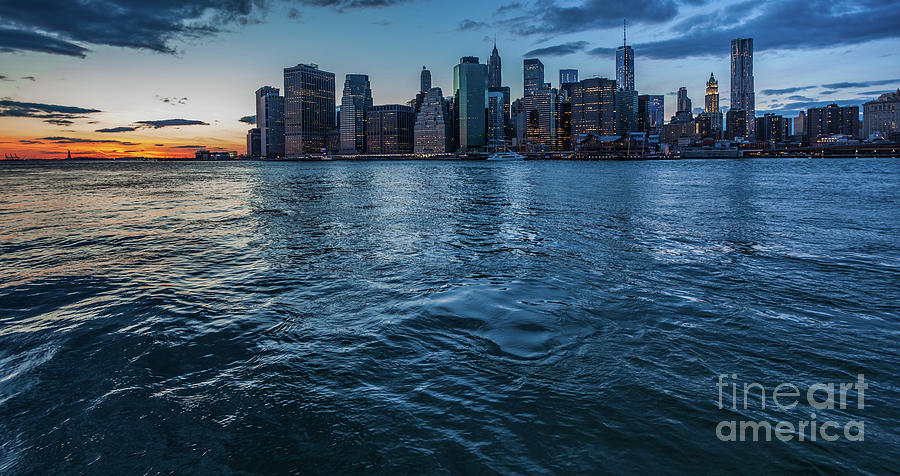 Manhattan Cityscape Under The Sunset - V Photograph by Raphael Bittencourt