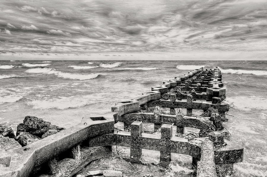 https://images.fineartamerica.com/images/artworkimages/mediumlarge/3/manitowoc-old-jetty-and-waves-bw-dale-kauzlaric.jpg