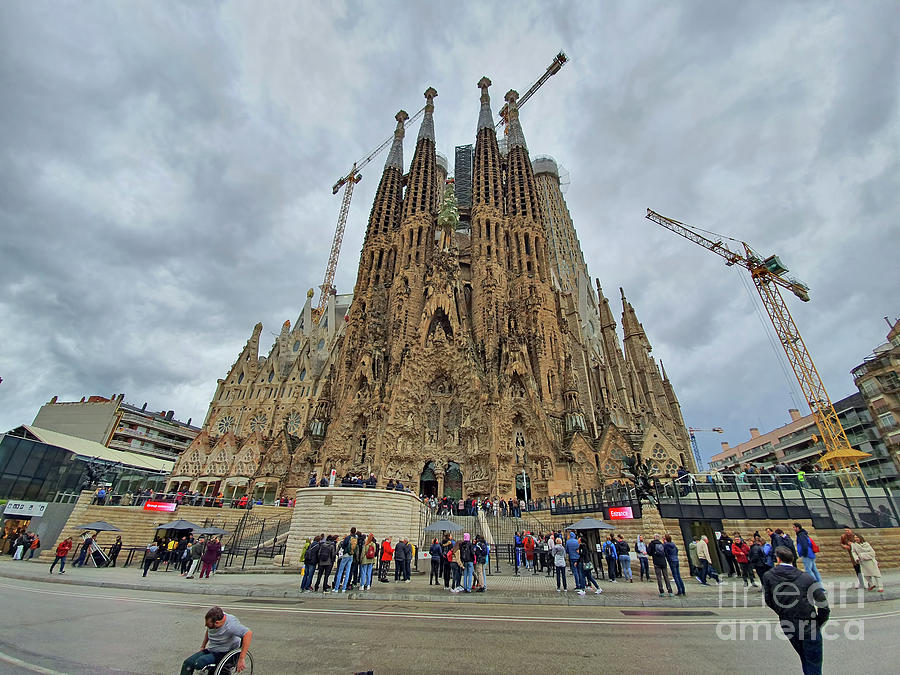 Many Tourists Visiting Sagrada Familia Photograph By Cosmin-Constantin ...