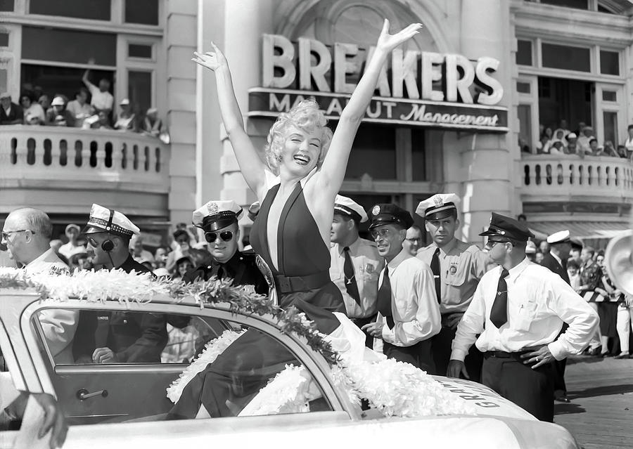 Marilyn Monroe Miss America Parade 1952 Photograph by Mikel Yeakle