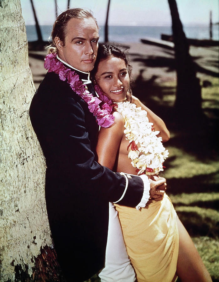 MARLON BRANDO and TARITA in MUTINY ON THE BOUNTY -1962-, directed by LEWIS MILESTONE. Photograph by Album
