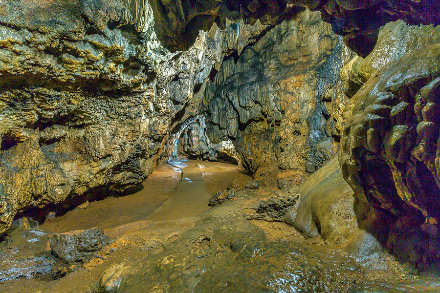 Travel Gems India - Mawsmai Cave is the most popular in Meghalaya, which is  home to some mysterious & amazing caves. Amongst the most easily accessible  of the many caves in Cherrapunjee.