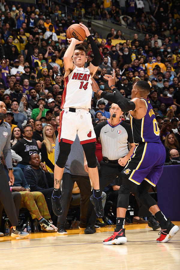Miami Heat v Los Angeles Lakers Photograph by Andrew D. Bernstein