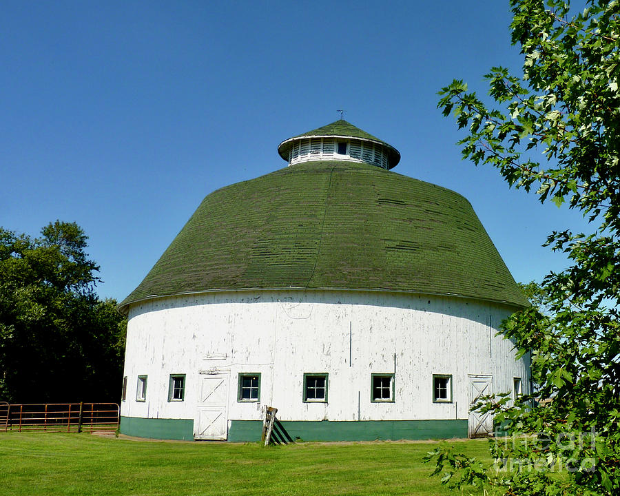 Midwest Round Barn Photograph by Linda Brittain