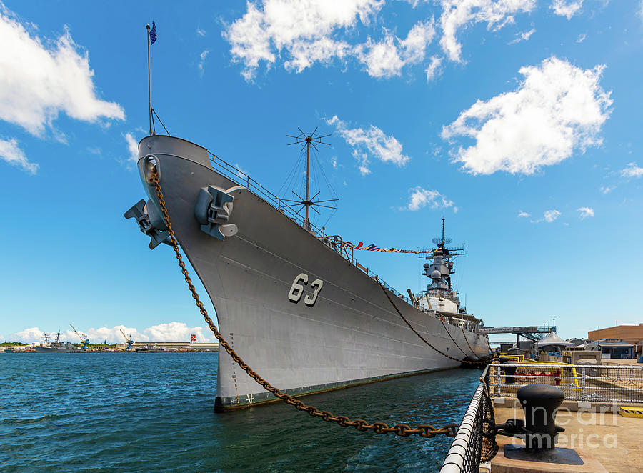 Mighty MO in Pearl Harbor Photograph by Phillip Espinasse | Fine Art ...