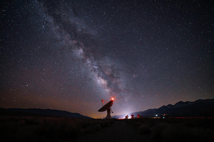 Milky Way Over Radio Telescopes at Big Pine Photograph by Lindsay Thomson