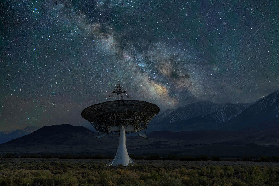 Milky Way Over Radio Telescope Photograph by Lindsay Thomson