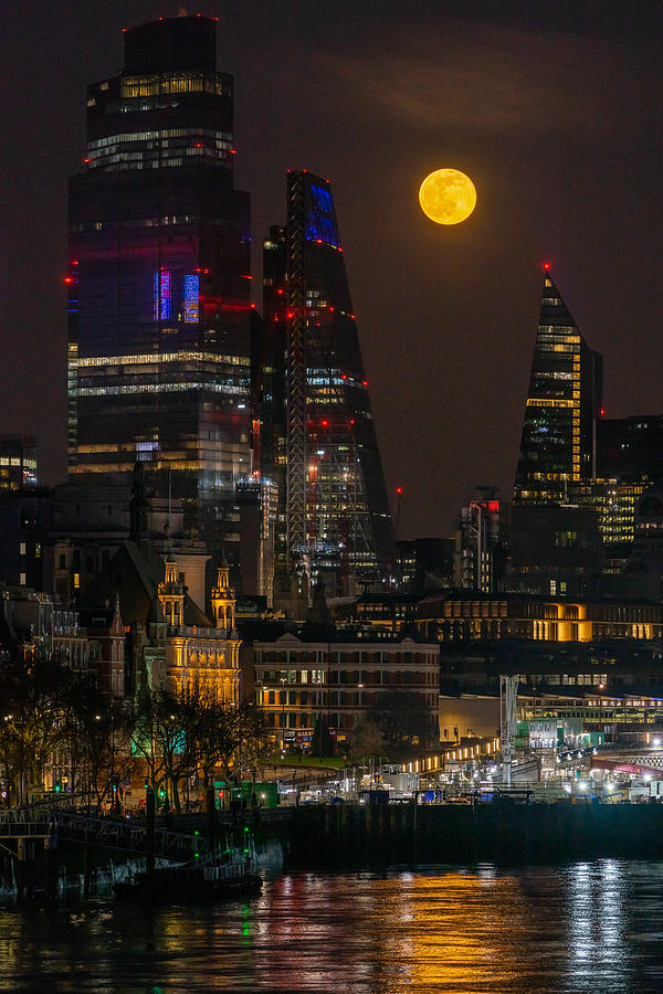 Moonrise in London on a lonely night. Photograph by George Afostovremea