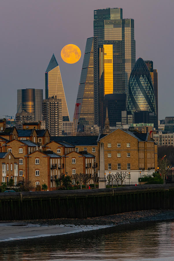 Moonset at 6 27 AM over Londons skyline Photograph by George Afostovremea