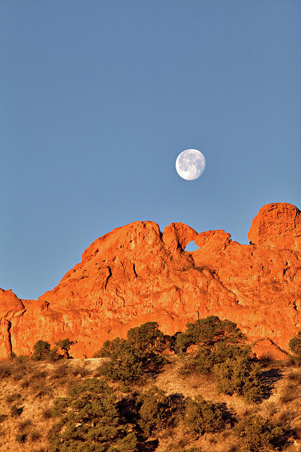Moonset over Kissing Camels Photograph by Bob Falcone