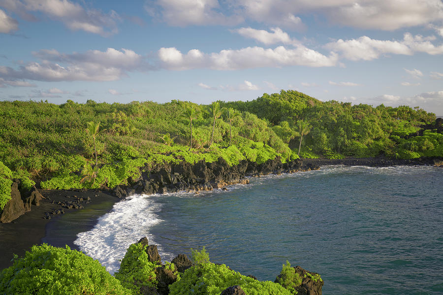 Morning clouds pass over Pailoa Bay in Waianapanapa State Park ...