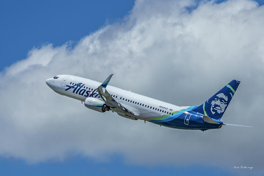 N569AS Alaska Airlines Boeing 737 Departing Daniel K Inouye ...