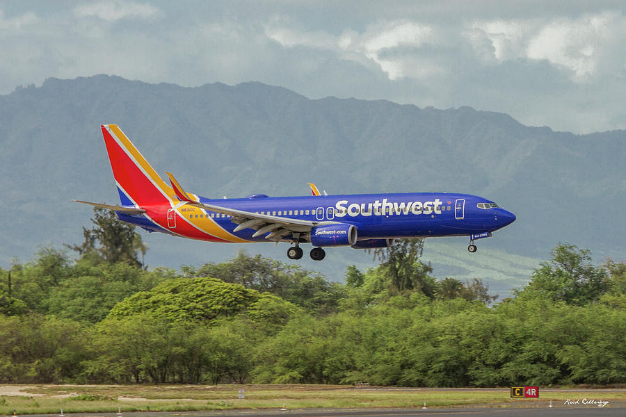 N8310C Southwest Airlines Boeing 737 Landing Honolulu International Airport Art Photograph by Reid Callaway