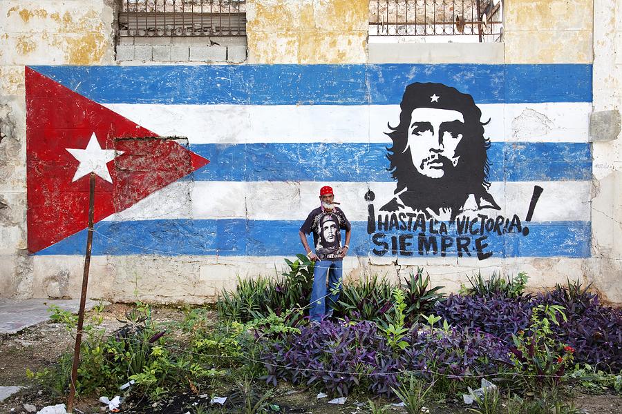 Vintage Painting - Neighborhood in Old Havana with hand painted mural showing the Cuban flag and Che Guevara by Les Classics