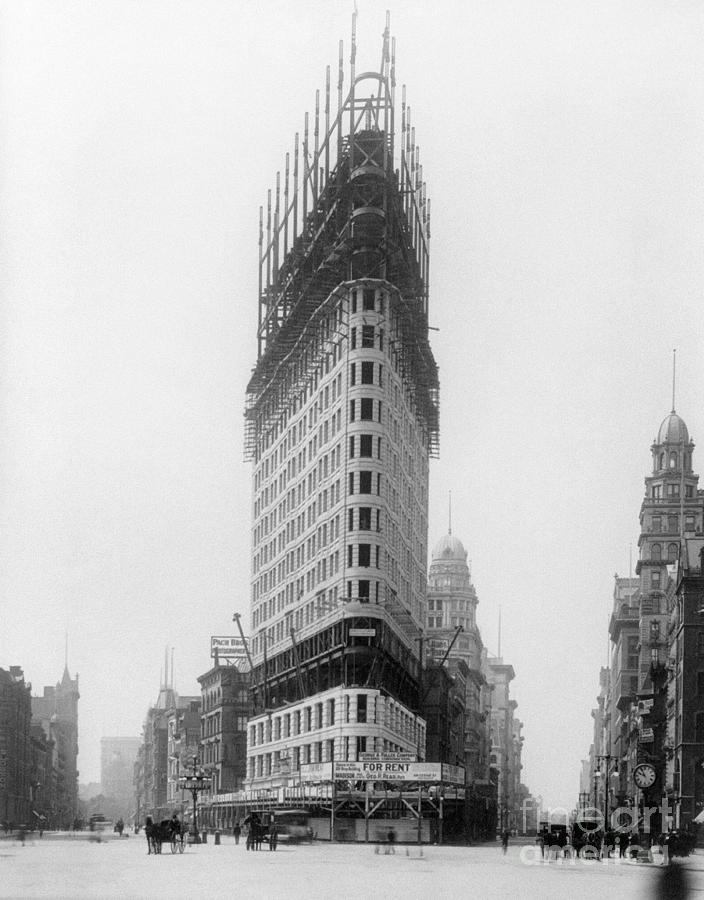 NEW YORK CITY FLATIRON BUILDING, c1902 Photograph by Granger