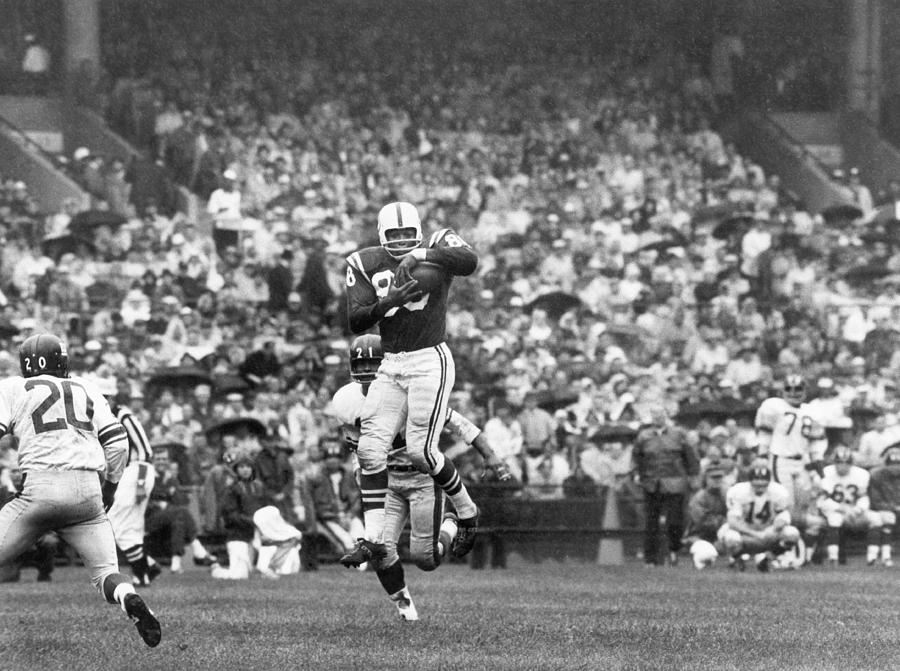 New York Giants v Baltimore Colts Photograph by Robert Riger