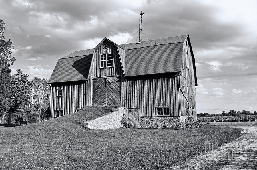 Niagara Barn in Black and White Photograph by Maria Janicki