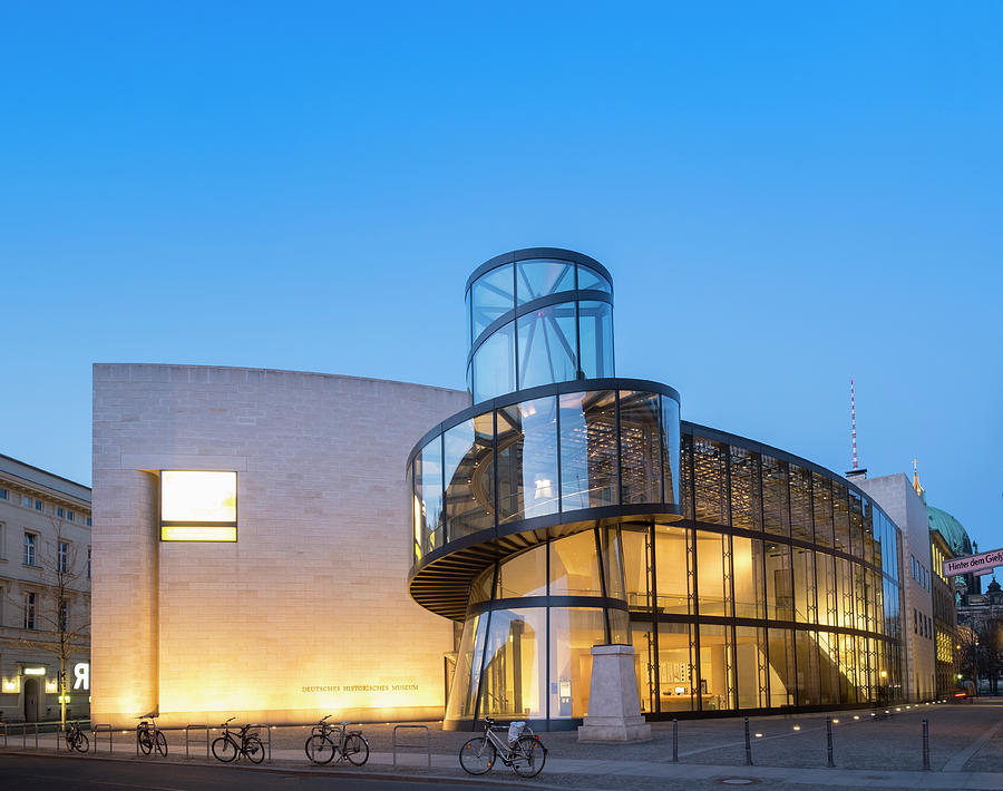 Night view of Modern extension to German History Museum , Berlin ...