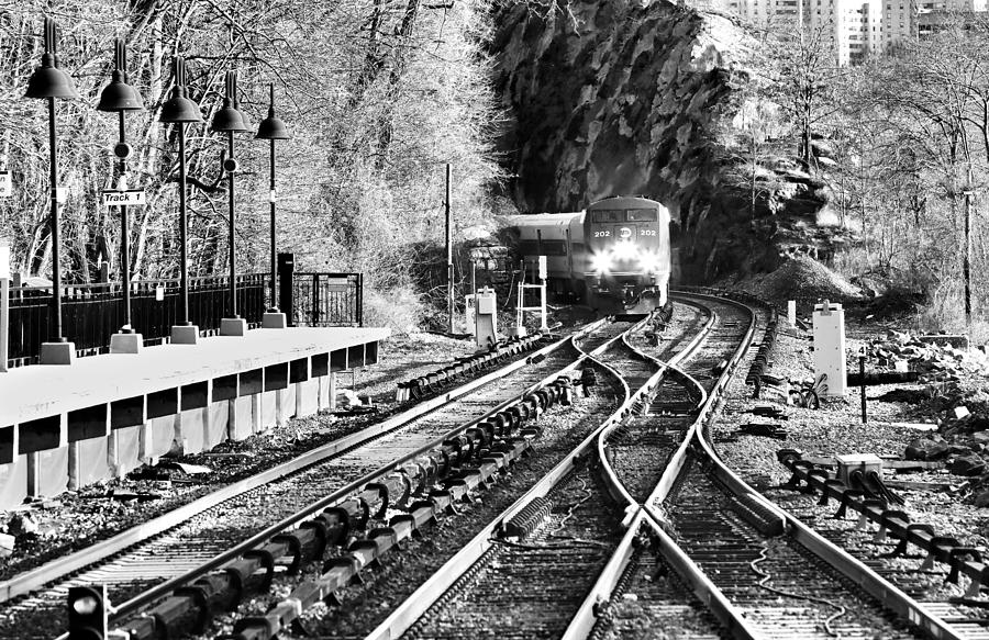 Northbound Metro-North Hudson Line Train Approaching Spuyten Duyvil Photograph by Steve Ember