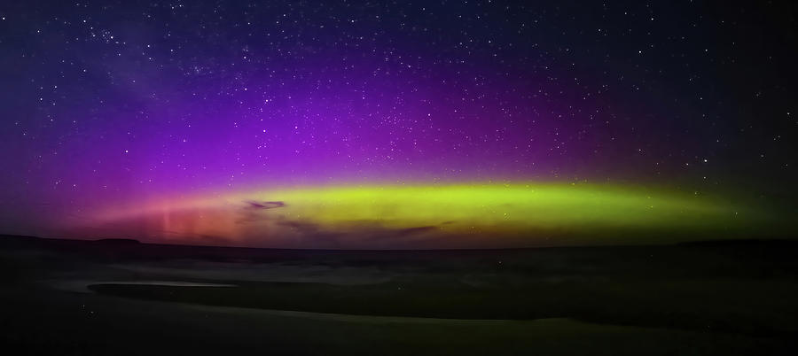 Northern Lights over Lake Superior Photograph by Shixing Wen