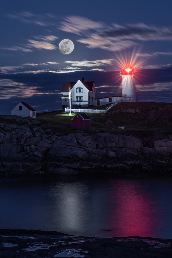 Nubble Hunters Full Moon Photograph by Susan Candelario