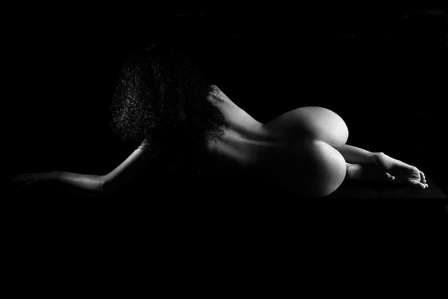 Black And White Photograph - Nude woman laying down naked by Alessandro Della Torre Gabriele