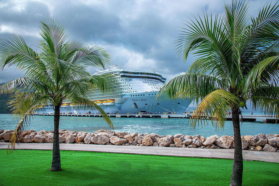 Oasis of the Seas Photograph by Robert J Wagner