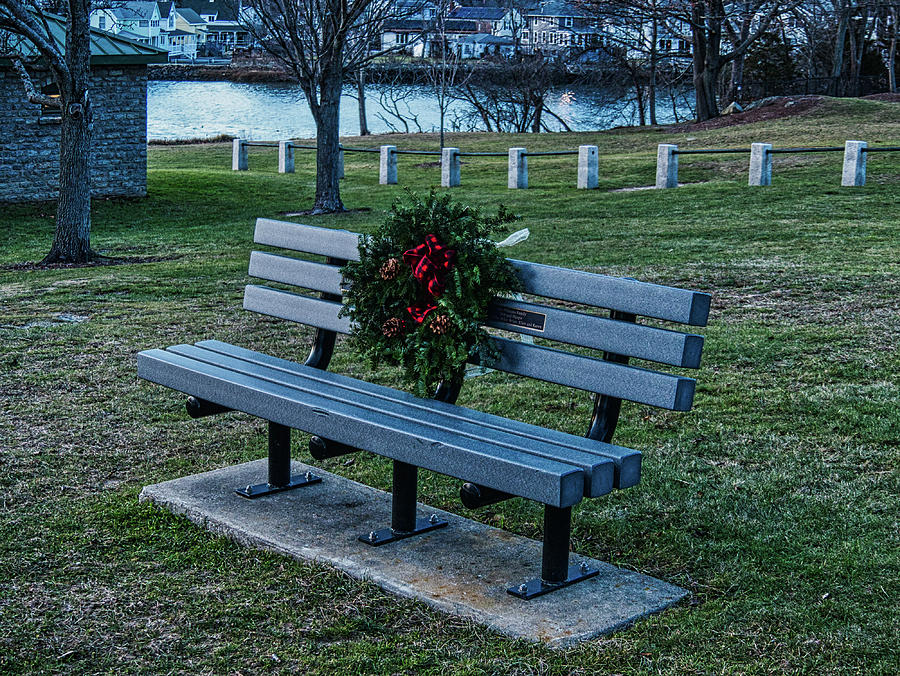 Obear Park Bench Christmas Wreath Photograph by Scott Hufford