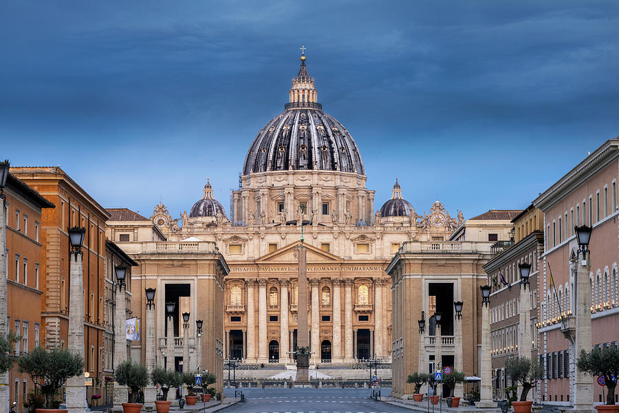 Obilisk at St Peter's Square with behind it St Peter's Basilica ...