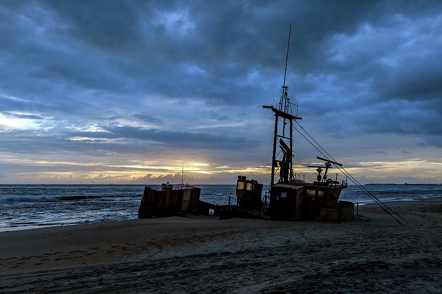 Ocean Pursuit at Dawn Photograph by Fon Denton