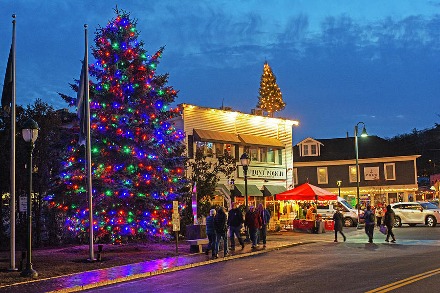 Ogunquit Maine Christmas Tree  Downtown Photograph by Toby McGuire